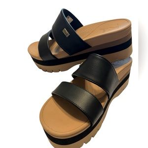Reef black sandals in excellent condition.